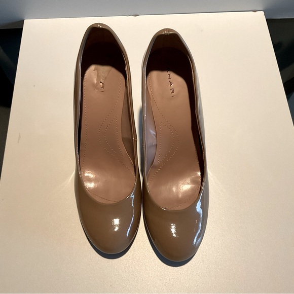 🇺🇸 TAHARI Tan Pumps / Heels, Size 9 - Picture 2 of 8